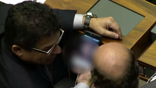 El diputado, Jo&atilde;o Rodrigues muestra a algunos colegas un video porno, cuando el Congreso de Brasil discut&iacute; un tema de inter&eacute;s nacional. 