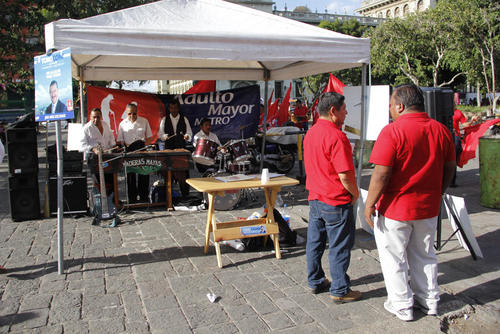 La actividad pol&iacute;tica del 9 de agosto fue amenizada por la marimba Maderas Mayas. (Foto: Alejandro Bal&aacute;n/Soy502)