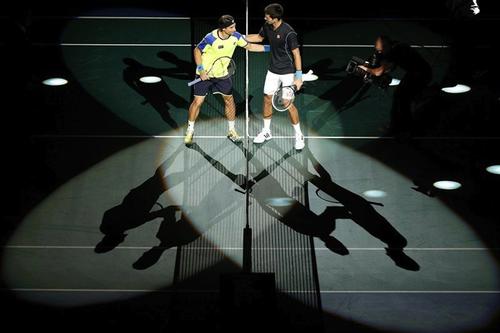 Los tenistas mundiales Novak Djokovic (Serbia) y David Ferrer (Espa&ntilde;a) pelearon durante este re&ntilde;ido juego en la pista parisiense. 