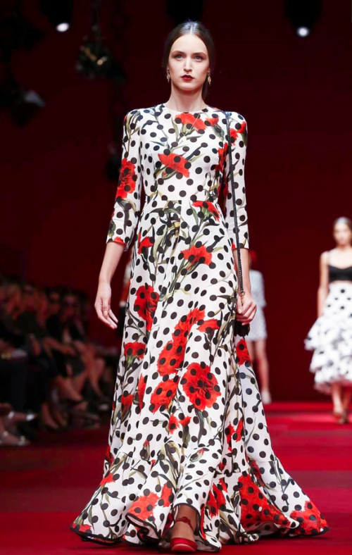 Los claveles se dan la mano con los lunares negros estilo "Polka", en esta entrega. (Foto: Valerio Mezzanotti/Mezzanotti) 