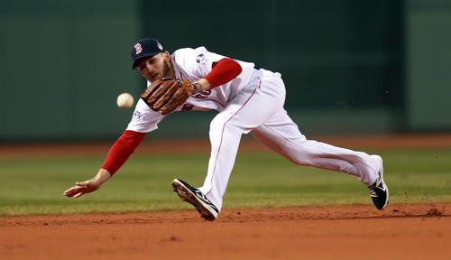 Stephen Drew de los Red Sox atrapa una bola