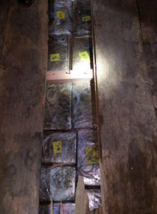 La coca&iacute;na estaba oculta detr&aacute;s del fondo del cami&oacute;n, seg&uacute;n informaron las autoridades. (Foto Mingob)