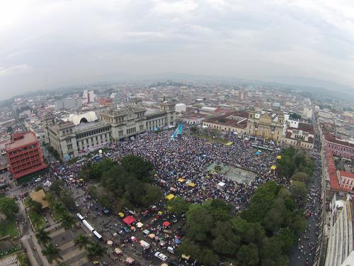 Imagen panorámica de la marcha, cuando la lluvia había pasado y fue posible subir el dron. (Foto: Marcelo Jiménez/Soy502)