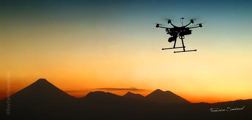 Una imagen de Francisco Sandoval de uno de los drones de su empresa, SkyCam Guatemala, con los que graban los paisajes de Guatemala. Este es el paisaje desde la zona 14 donde se ven los volcanes Acatenango, Fuego, Pacaya y Agua.  (Foto: Francisco Sandoval) 