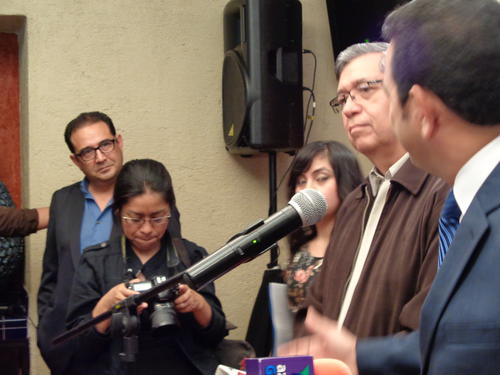 En las conferencias de prensa Sammy trata de estar siempre cerca a su hermano y escucha atento sus declaraciones.  (Foto: Gustavo E. M&eacute;ndez/Soy502) 