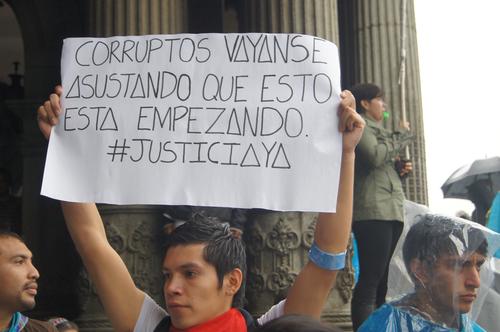 Cientos de guatemaltecos se reunieron de nuevo para solicitar la renuncia del presidente Otto Pérez Molina y combatir la corrupción del país. (Foto: Ana Virginia García)