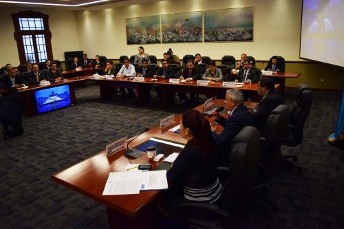 Los secretarios de partidos, así como los mismos diputados conocían que el tema a tratar sería el Presupuesto para 2015, sin embargo, el mandatario pidió apoyo para aprobar los bonos del tesoro por 4 mil millones de quetzales. (Foto: Esteban Biba/Soy502)