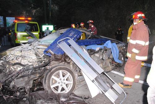 El expediente del caso de la familia L&oacute;pez Lepe, que se encuentra en el juzgado de turno de Mixco, se&ntilde;ala que el cami&oacute;n que colision&oacute; contra el veh&iacute;culo y lo destruy&oacute;, transitaba a excesiva velocidad. (Foto: Nuestro Diario).