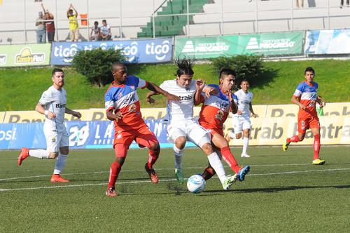 Agust&iacute;n Herrera llev&oacute; peligro al &aacute;rea de los fronterizos, en el triunfo crema en el estadio Cementos Progreso. (Foto: Nuestro Diario)