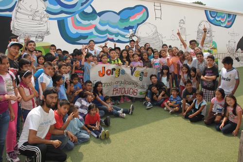En "Los Patojos" prepararon una pancarta para enviar un mensaje de felicitaci&oacute;n a Jorge Vega. Es un gran ejemplo para toda "la patojada", y sus hermanos son parte del proyecto. (Foto: Nuestro Diario)