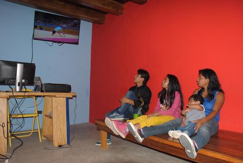 Los hermanos de Jorge Vega siguieron de cerca la gran final de manos libres, donde la rutina del guatemalteco recibi&oacute; la calificaci&oacute;n m&aacute;s alta. (Foto: Nuestro Diario)