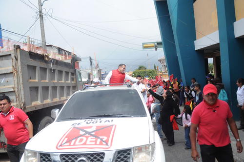 Vecinos de San Marcos se aglomeraron en las calles para ver al pol&iacute;tico.