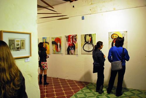 37 piezas que incluyen collage y pintura se entrelazan para analizar la memoria y los miedos a la vida y a la muerte. (Foto: Miriam Dard&oacute;n) 