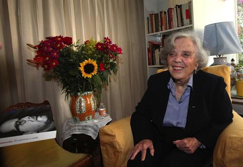 Poniatowska es autora de libros como "La noche de Tlatelolco" (1971), "Tin&iacute;sima" (1991), "La piel del cielo" (Premio Alfaguara de novela 2001), "El tren pasa primero" (Premio R&oacute;mulo Gallegos 2006) y "Leonora" (Premio Biblioteca Breve 2011). (Foto: EFE) 
