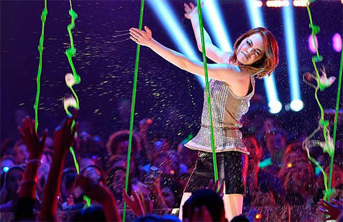 Stone puso las manos en forma juguetona ante el chorro de baba verde, pero fuera de ello se mantuvo libre de la sustancia viscosa.