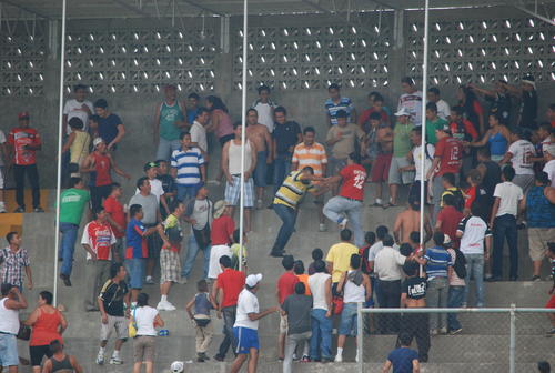Enojo, insultos y golpes en los grader&iacute;os. A pesar de ello, la afici&oacute;n de Coatepeque registr&oacute; de los mejores n&uacute;meros de asistencia en los estadios. (Foto: Rudy L&oacute;pez/Nuestro Diario)