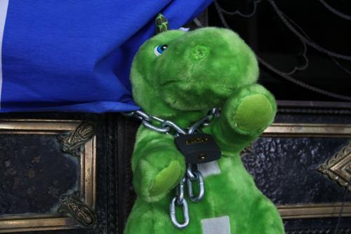 Hasta un peluche está encadenado en la puerta principal de ingreso al Palacio Nacional de la Cultura. (Foto: Alexis Batres/Soy502)