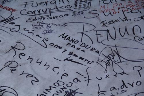 Una manta vinílica que se encuentra frente a los manifestantes encadenados muestra el apoyo de cientos de guatemaltecos al movimiento. (Foto: Alexis Batres/Soy502)