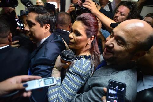 Este lunes, tras dos meses de ausencia, Roxana Baldetti acudi&oacute; a la Torre de Tribunales, ante el Tribunal de Mayor Riesgo, para solicitar que se le retire el embargo en siete cuentas bancarias, lo que fue denegado. (Foto: Wilder L&oacute;pez/Soy502) 