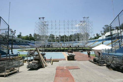El escenario cuenta con un peso de 30 mil kilos, incluye 10 metros de pantallas Led. (Foto: Zet/NotiArjona)