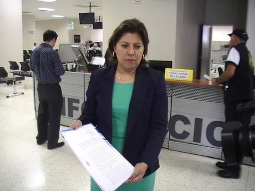 Silvia Escobar, directora de la Diaco, muestra la denuncia que interpuso en el Ministerio de Público en contra de Farmacias Galeno por no retirar la publicidad engañosa (Foto: Diaco)
