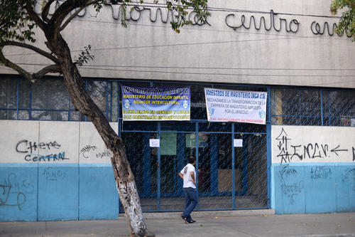 En la fachada del INCA en la zona 1, se observan pintas que hacen alusi&oacute;n a ciertos grupos en conflicto. (Foto: Esteban Biba/Soy502) 