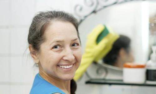 Una peque&ntilde;a porci&oacute;n de pasta dental ayuda a eliminar lo empa&ntilde;ado de un espejo. (Foto Mejor con Salud)