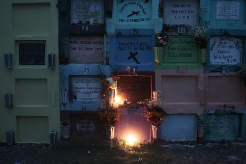 Las luces mantienen la conexión con los seres queridos. (Foto: Esteban Biba/EFE) 
