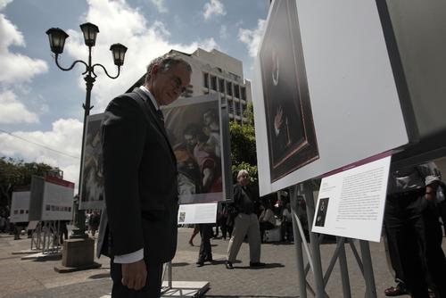 El embajador de Espa&ntilde;a en Guatemala, Manuel Lejarreta contempla una de las obras que componen la exposici&oacute;n "Museo del Prado en Guatemala". (Foto: Esteban Biba/EFE) 