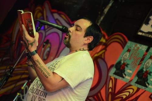 Estuardo Prado, tambi&eacute;n se uni&oacute; a la lectura con su narrativa. (Foto: Selene Mej&iacute;a/Soy502) 