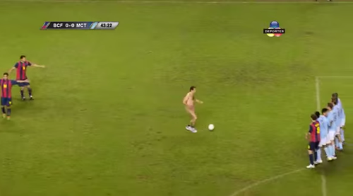 Eugenio Derbez hizo esta divertida campaña para un servicio de televisión satelital. (Foto: YouTube) 