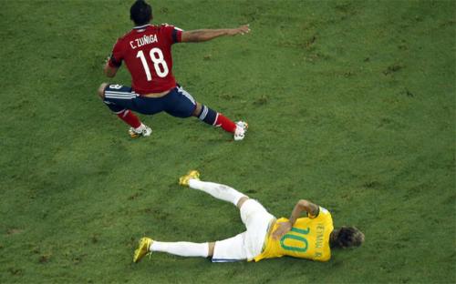 La falta de Camilo Z&uacute;&ntilde;iga signific&oacute; una lesi&oacute;n para Neymar que lo dej&oacute; fuera del Mundial. (Foto: AFP)