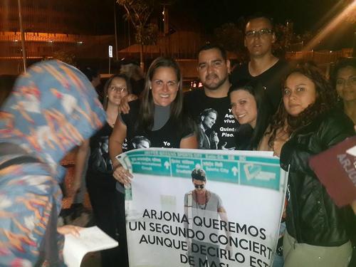 El peque&ntilde;o grupo de 30 personas que manifest&oacute;, seg&uacute;n ellos, representan a miles que se quedaron fuera tras haberse agotado las entradas del concierto que el cantautor dar&aacute; en Costa Rica (Foto: Facebook)