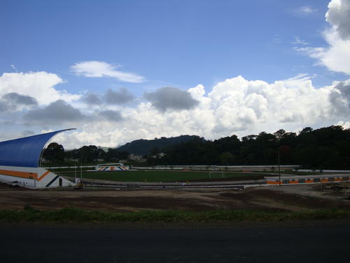 Representaciones CEM, de Rudy Israel Cienfuegos, fue contratada por el alcalde de Barberena, Rubelio Recinos, para construir el "Complejo Deportivo" de la localidad. Hasta el momento, ha trabajado dos de tres fases que suman Q41.1 millones. (Foto: Ojo con mi pisto)