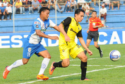 Carlos Figueroa en plena disputa por el bal&oacute;n en una acci&oacute;n del juego entre Comunicaciones y Suchitep&eacute;quez. (Foto: Nuestro Diario)