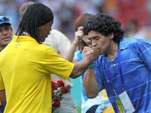 Maradona saluda a Ronaldinho con un beso