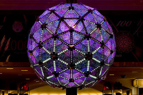 La esfera multicolor de 3.60 metros de di&aacute;metro tiene 2,688 tri&aacute;ngulos de cristal y pesa cerca de seis toneladas.