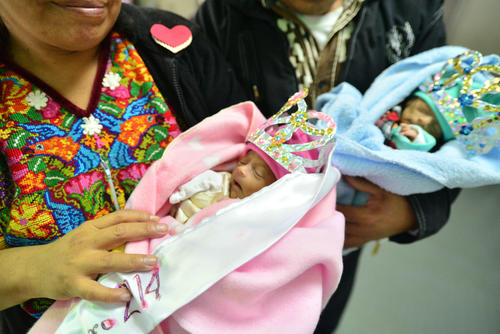 Ang&eacute;lica Victoria luc&iacute;a tranquila luego de ser nombrada como Reina Canguro 2014 y felicitada por los asistentes a la convivencia en la Pediatr&iacute;a del centro hospitalario de la zona 11. (Foto: Wilder L&oacute;pez/Soy502)