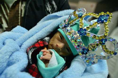 El peque&ntilde;o &Aacute;ngel Nehem&iacute;as fue sorprendido ante las primeras fotograf&iacute;as que se le hicieron. El beb&eacute; estuvo bajo el resguardo de su padre en todo momento. (Foto: Wilder L&oacute;pez/Soy502)
