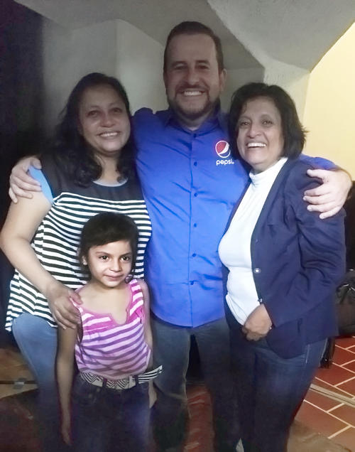 Tres generaciones se reencontraron gracias a "El Avión de héroes Chapines" de Pepsi. A la izquierda, Ruth junto a su sobrina; a la derecha, Francisca Ozuna, conocida como doña Pancha, quien hace 28 años que no visitaba Guatemala. (Foto: Cortesía de Ruth Amariliz Ozuna). 