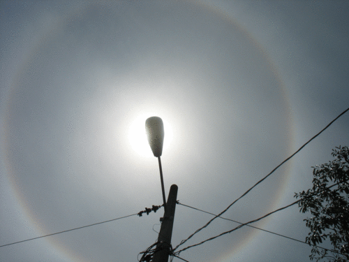 El Halo Solar resalta frente al poste de alumbrado. (Foto: Cortes&iacute;a Fidel O. Mendoza Uj&aacute;n, Guatemala).