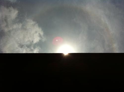 Es importante enfatizar que la peque&ntilde;a luz que aparece junto al Halo Solar no es un Ovni: es un reflejo del sol. (Foto: Cortes&iacute;a Sergio Mont&uacute;far)