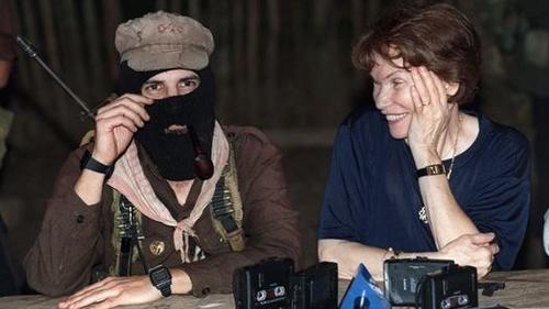 El conocido subcomandante Marcos durante su militancia con los zapatistas se rode&oacute; de todo tipo de personalidades. En este caso aparece con la que fue primera dama de Francia Danielle Mitterrand. (Foto: El Clar&iacute;n)