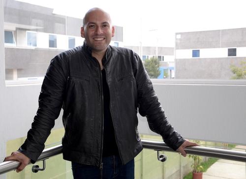 El DJ guatemalteco visitó la redacción de Soy502 para dar detalles de su videoclip, que se estrenará el 10 de marzo. (Foto: Selene Mejía/Soy502) 