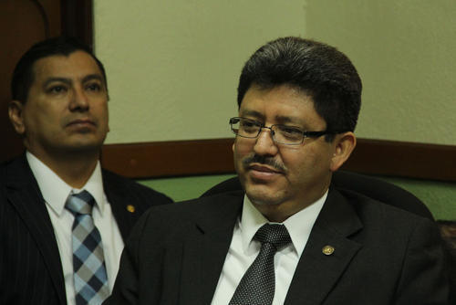 Alfonzo Castillo (i) y Omar Franco (d), fueron destituidos de la SAT en 2012 y recontratados en 2013; mientras eso suced&iacute;a fueron contratados en el Ministerio de Finanzas. (Foto: Archivo/Soy502)
