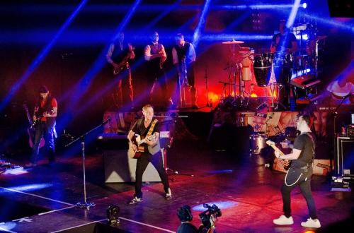 Los cl&aacute;sicos del artista venezolano fueron coreados uno a uno por los asistentes. (Foto: Abner Salguero/Nuestro Diario) 