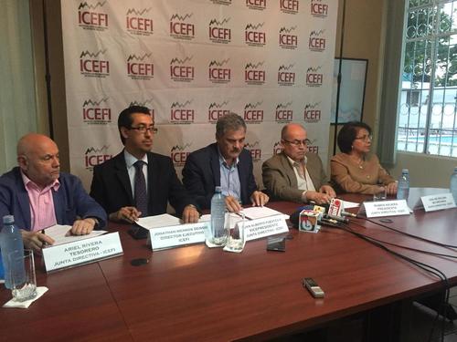 Fuentes Knight y otros miembros del Icefi ofrecieron una conferencia de prensa para pronunciarse al respecto. (Foto Alexis Batres/Soy502)