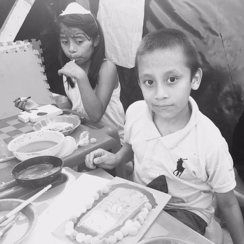 Las manualidades son terape&uacute;ticas para chicos y grandes. (Foto: Nancy Chang)