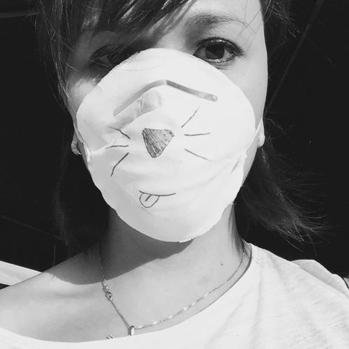 La voluntaria, con mascarilla, en el centro de salud de El Cambray. (Foto: Nancy Chang)