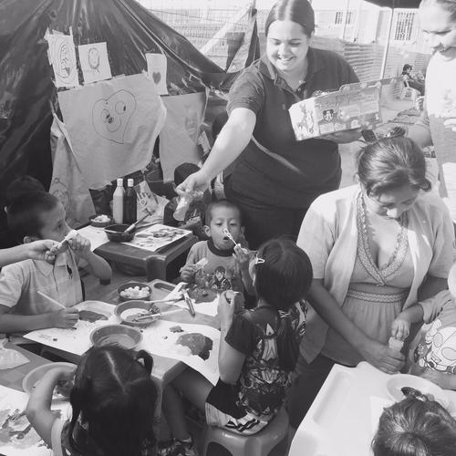 Jugar burbujas, hacer dibujos, un pintacaritas...Los ni&ntilde;os agradecen un momento de distracci&oacute;n. (Foto: Nancy Chang)